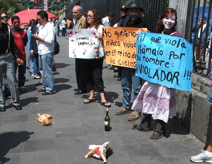 En la imagen un grupo de jóvenes se manifestaron afuera de la catedral metropolitana en contra de los casos de pederastia y el encubrimiento por parte del Cardenal Norberto Rivera. Foto: Cuartoscuro