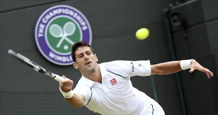 El tenista serbio Novak Djokovic devuelve la bola al sudafricano Kevin Anderson durante su partido de cuarta ronda del torneo de tenis de Wimbledon en el All England Lawn Tennis Club de Londres. Foto: EFE