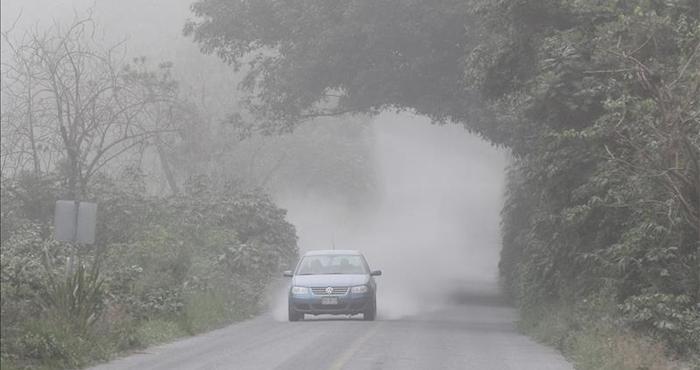 Un vehículo transita entre las cenizas del Volcán de Colima, México. Foto: EFE