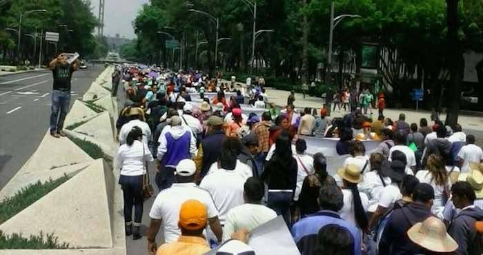 Integrantes de la CNTE marchan del Ángel a Los Pinos para exigir audiencia con Presidencia. Foto: Vía Twitter @rocioss