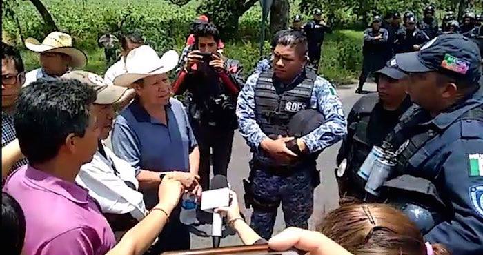 Pobladores de Huecahuaxco, Morelos, incendiaron Ayuntamiento luego del que el gobierno municipal no les entregara fertilizantes. Foto: Captura de pantalla