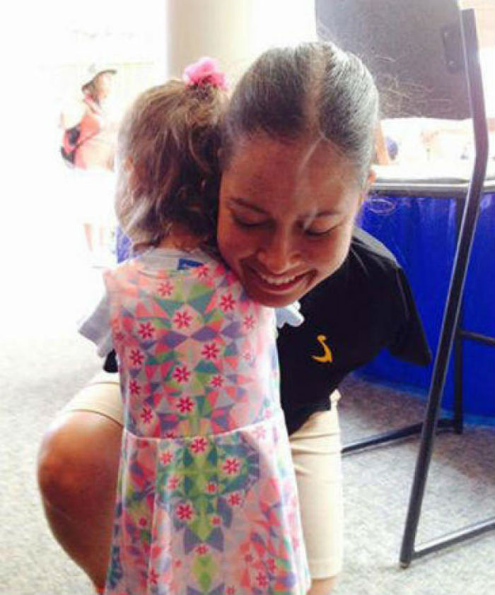 Cox dice que una de las preguntas que con más frecuencia le hacen es, "¿cómo das un abrazo?". Foto: Facebook