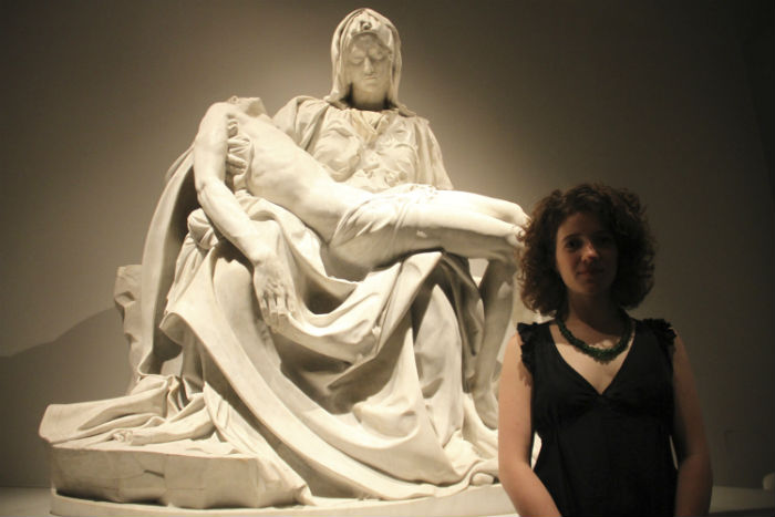 La curadora Giuliana Prevedello frente a La Piedad, de Miguel Ángel. Foto: Luis Barrón, SInEmbargo