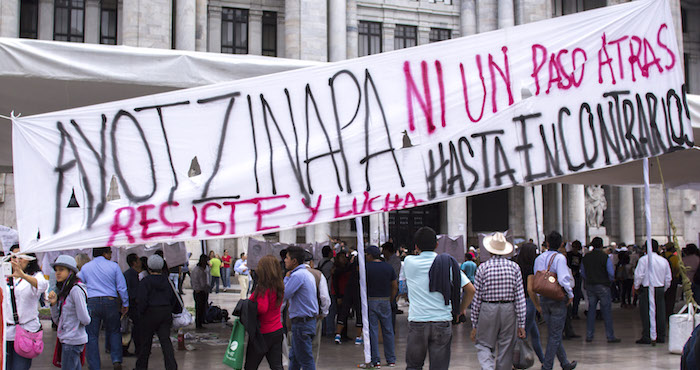 Protesta en el Palacio de Bellas Artes tras cumplirse 9 meses de la desparación de los 43 de Ayotzinapa. Foto Cuartoscuro