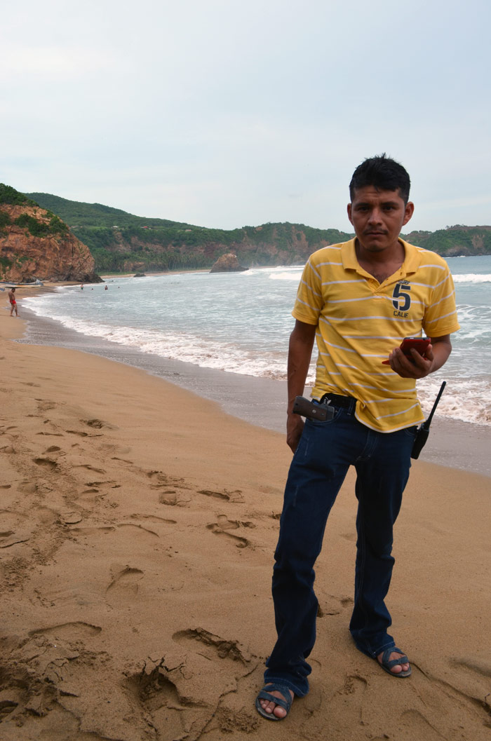 Semeí Verdía, comandante de las autodefensas de la comunidad indígena de Ostula, detenido por la Marina. Aquí en la playa de Coahuayana. Foto: Sanjuana Martínez, SinEmbargo