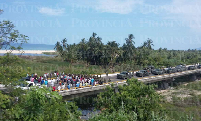 Pobladores de Aquila trataron de evitar el ingreso del Ejército a su comunidad. Foto: Provincia