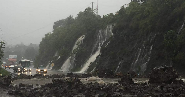 Fuertes lluvias en Michoacán ocasionan deslave en la carretera Uruapan- Paracho. Foto: Provincia