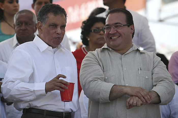 El ex Gobernador Fidel Herrera Beltrán y el mandatario de Veracruz, Javier Duarte, en el Carnaval de 2013. Foto:Cuartoscuro.