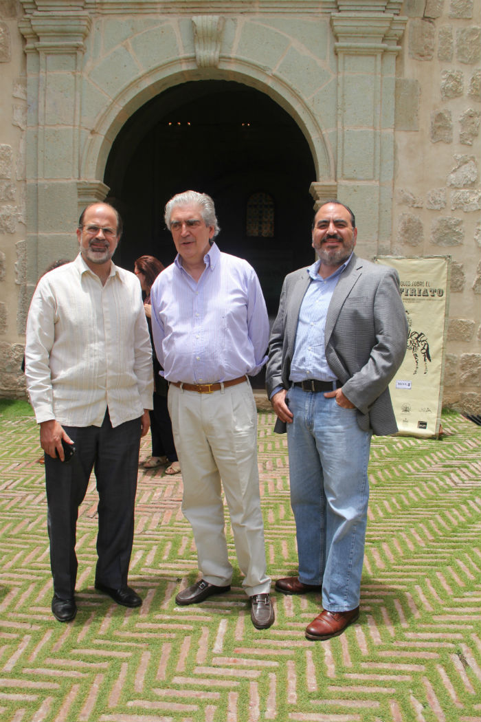 Rafael Tovar y de Teresa (centro) y Alejandro Rosas (derecha) analizaron la controvertida figura histórica de Porfirio Díaz. Foto: CONACULTA