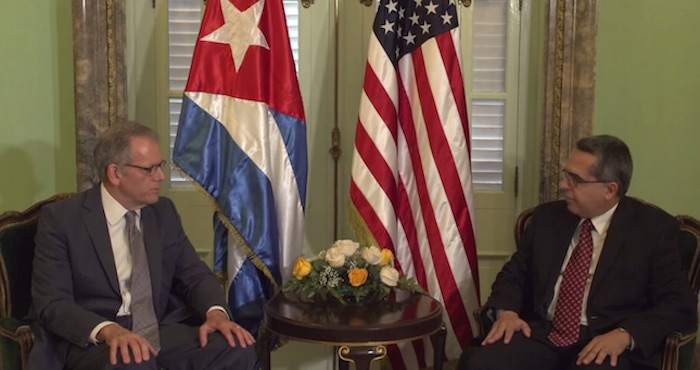 Jeffrey DeLaurentis y el ministro interino de Relaciones Exteriores, Marcelino Medina González. Foto: Camputa de video