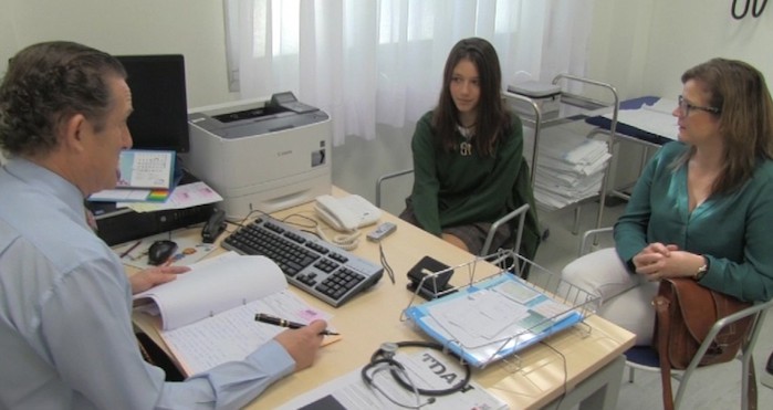 Madre e hija asistiendo a consulta. Foto: EFE