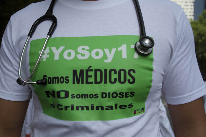 Cientos de Médicos marcharon el 22 de junio del año pasado en protesta por los 16 médicos acusados penalmente. Foto:Cuartoscuro