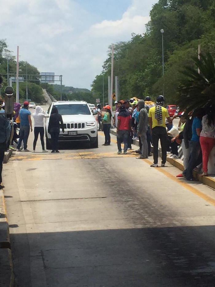 Normalistas botean en la caseta de La Venta, Acapulco. Foto: Karina Contreras, El Sur