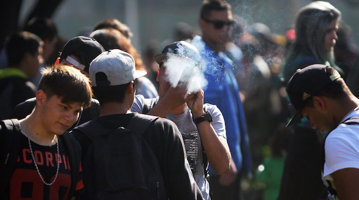 chicos fumando Las organizaciones esperan el cumplimiento de sus propuestas. Foto: EFE