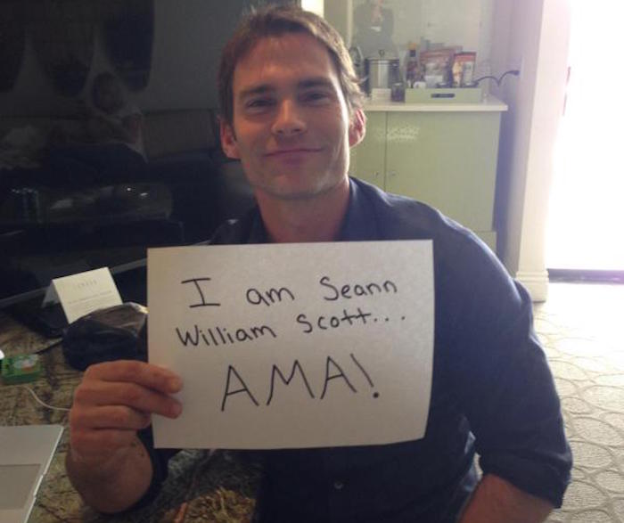 Los entrevistados en la sección AMA, capturaban en una foto el letrero con la leyenda "I am.." Foto: Twitter@reddit_AMA