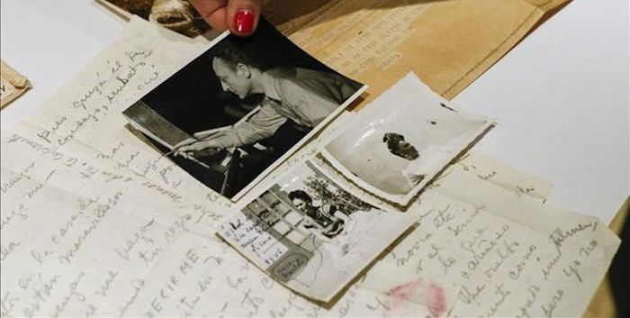 Detalle de fotografías y 25 cartas inéditas que la artista mexicana Frida Kahlo envió a su amante Josep Bartolí. Foto: EFE