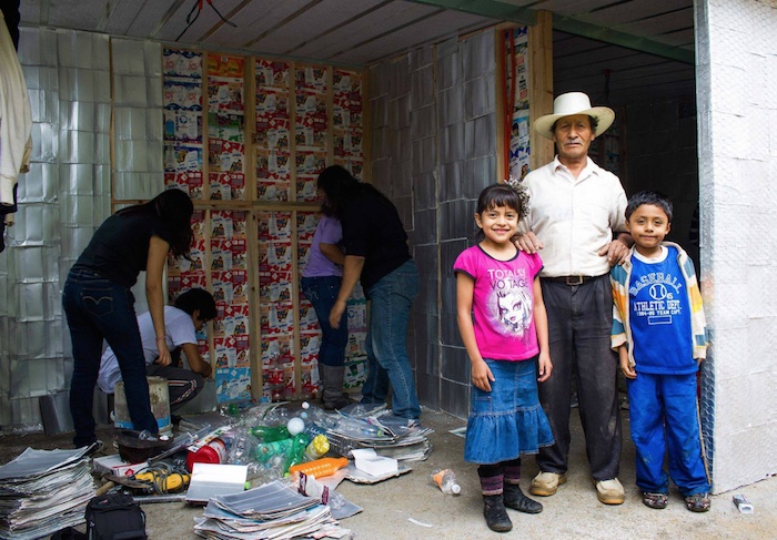 Construir una casa con apoyo de residuos sólidos para familias marginadas. Foto: Facebook.