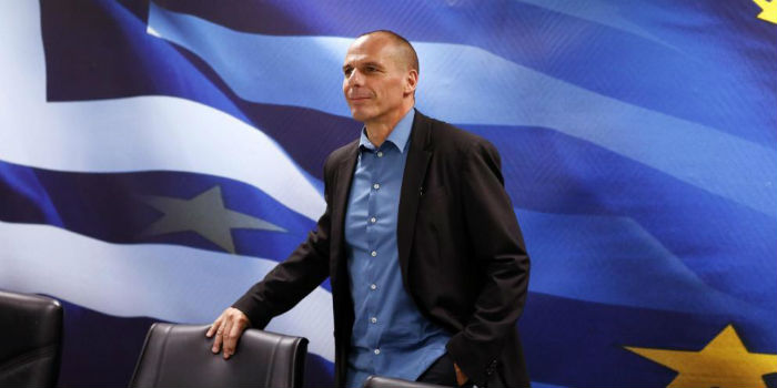 Yanis Varoufakis, el hombre con la mirada de James Bond, dice la prensa griega. Foto: efe