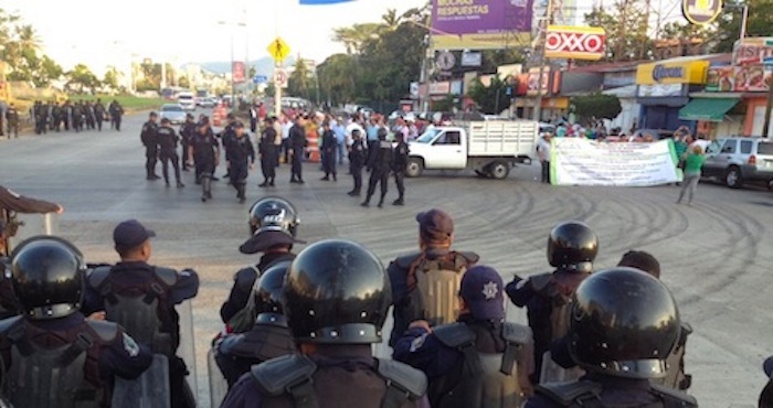 Maestros protestan en Acapulco contra la evaluación educativa. Foto: Foto: Jesús Trigo, El Sur