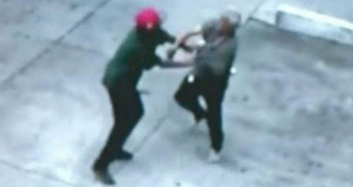 Todo el forcejeo ocurrido en Santa Ana fue captado en video. Foto: Twitter KTLA