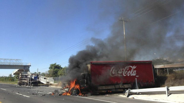 El 4 de agosto de 2014 miembros de la delincuencia organizada quemaron cinco camiones de Coca-Cola en Arcelia, Guerrero. Foto: Twitter.