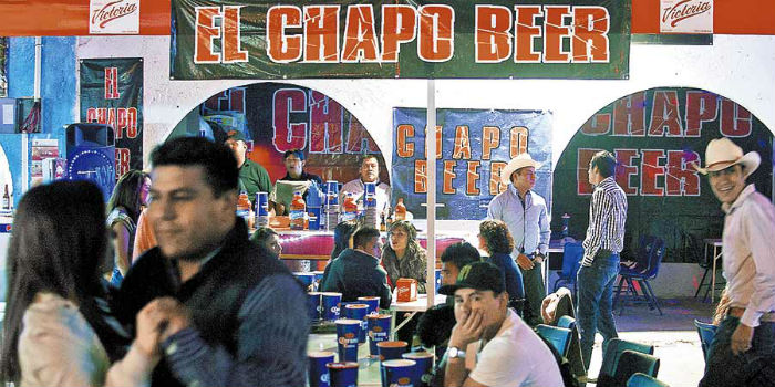 En Badiraguato, varios locales comerciales honran al narcotraficante, como el restaurante de pollo asado llamado “El Chapo”, que está ubicado cerca de la plaza principal. Foto: La Tercera