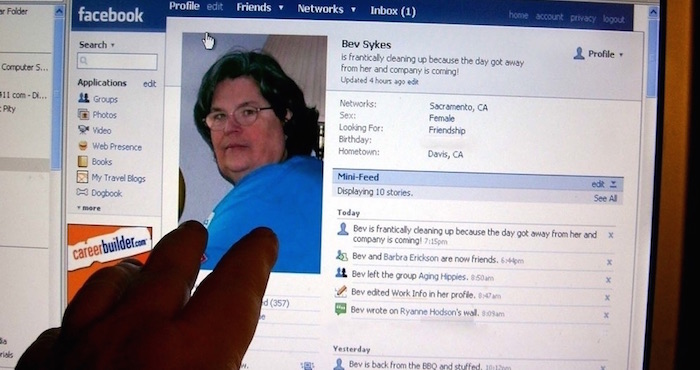 El perfil de Facebook de una persona viva. Foto: por usuaria de Flickr Bev Sykes, Vice News