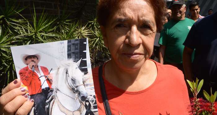 La gente lanzaba aplausos y porras para despedir al creador de temas como “25 rosas” y “Tatuajes”. Foto: Cuartoscuro