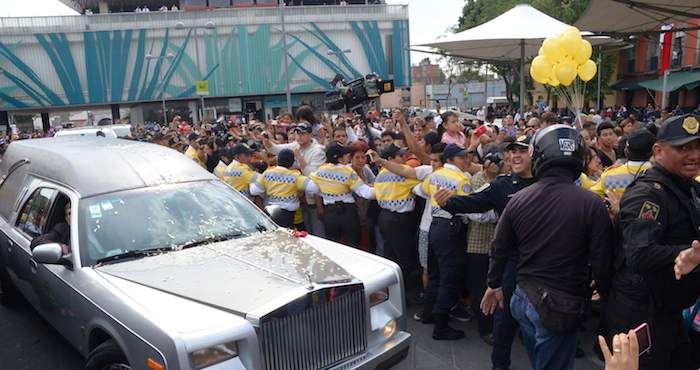 Los restos mortales de Joan Sebastian fueron recibidos en Plaza Garibaldi, a ritmo de mariachi con el tema “Las golondrinas”. Foto: Cuartoscuro