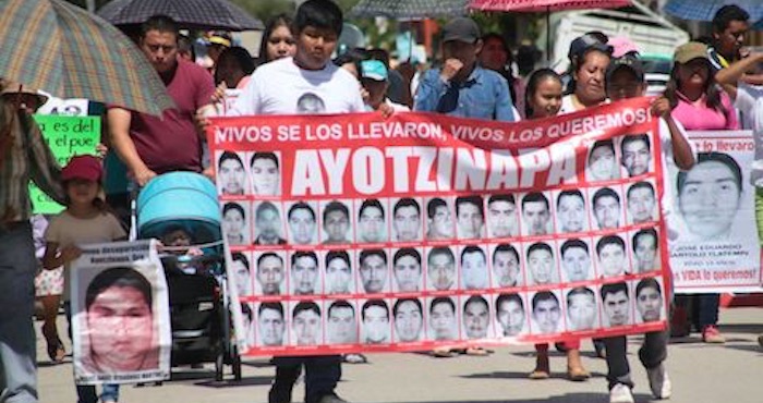 Familiares de los 43 realizan marcha en Guerrero. Foto: Jessica Torres, El Sur