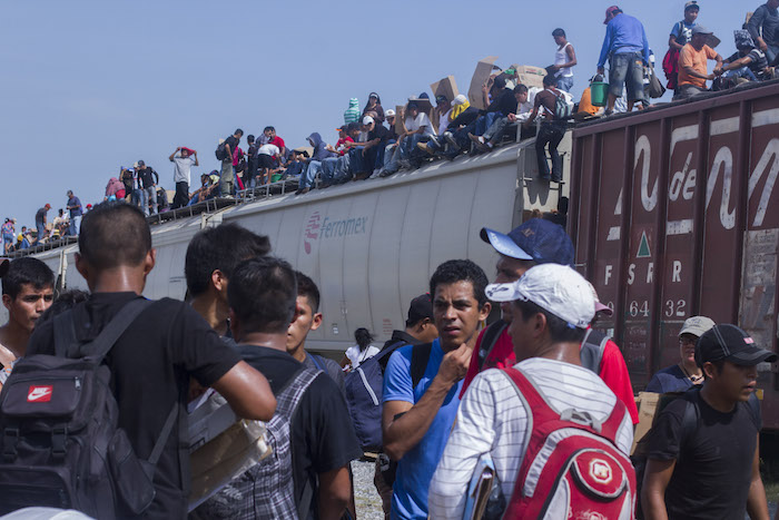 Migrantes subido al tren en Arriaga, Chiapas. Foto: Cuartoscuro