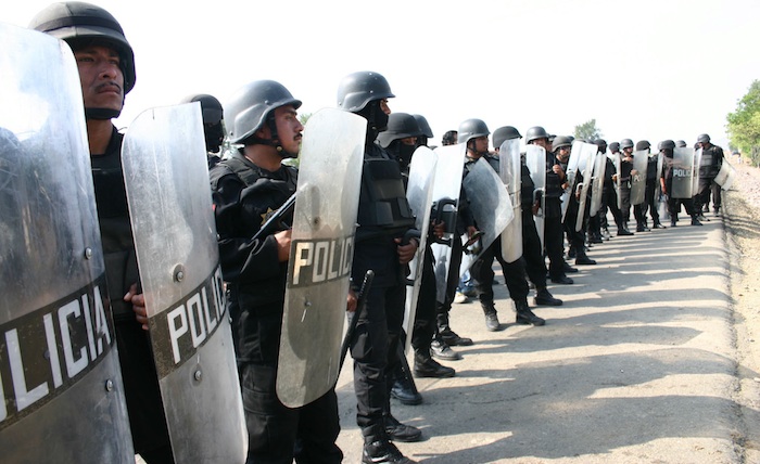 En 2009 la policía detuvo a 18 ciudadanos por los delitos de "ataques a las vías de comunicación y lesiones a un policía estatal"el desalojo de inconformes con la minera Cuzcatlán. Foto: Cuartoscuro