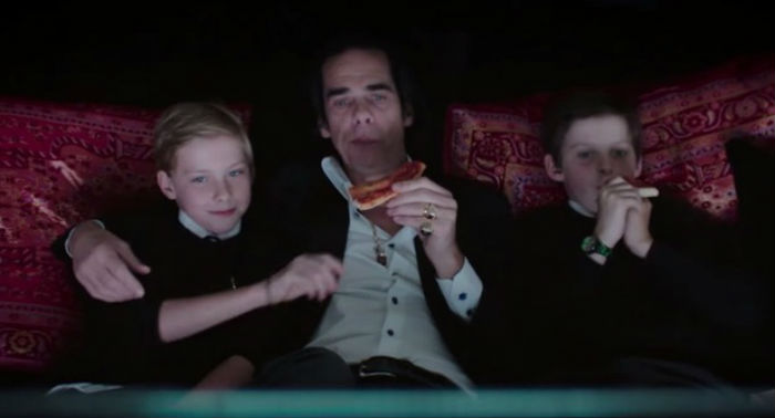 Nick Cave y sus hijos en una escena del documental 20 mil días en la tierra. Foto: Especial