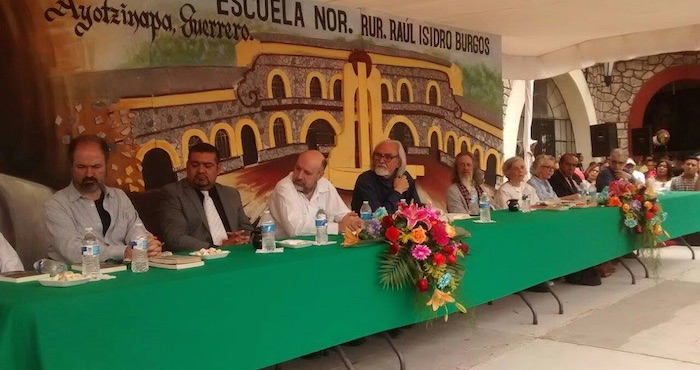 Intelectuales apadrinan a normalistas. Foto: Foto: Lenin Ocampo, El Sur