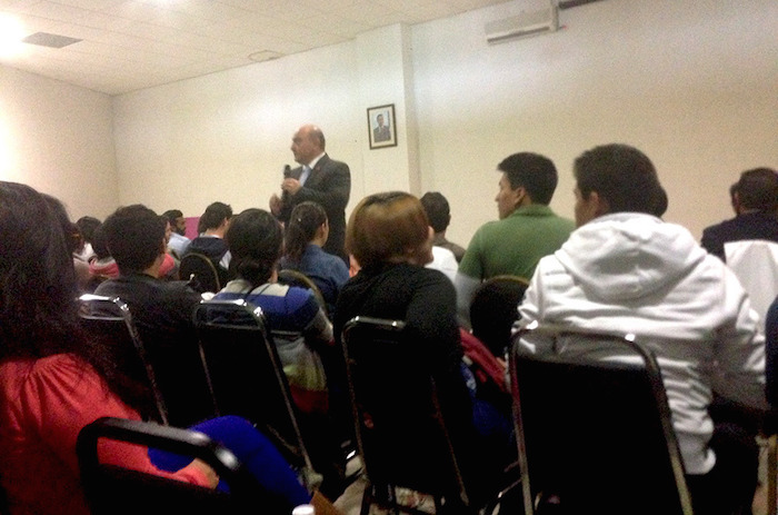 Armando Pérez hablando con médicos pasantes de Guanajuato. Foto: Fernando Velázquez. Foto: Zona Franca