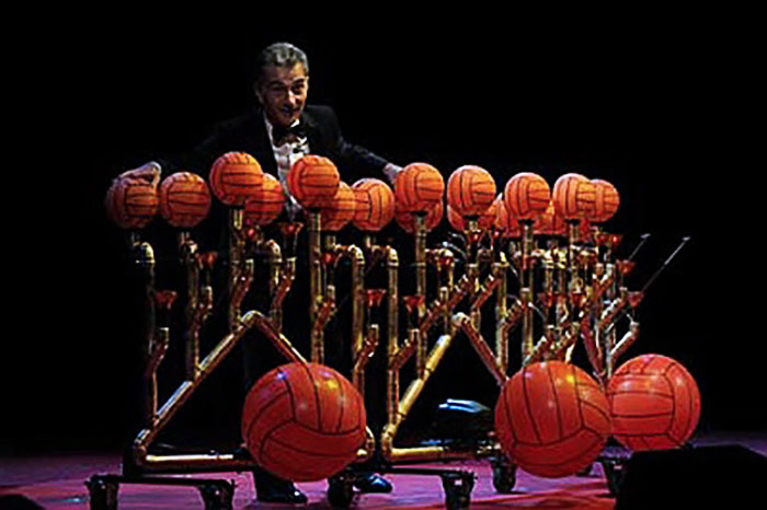 Instrumento utilizado en la pieza “Rhapsody in balls”.