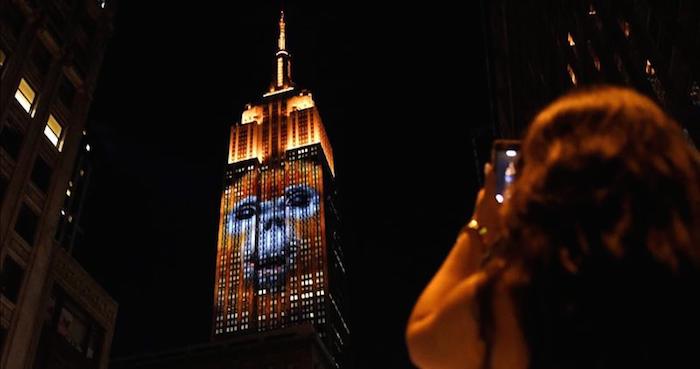 El Empire State Building en cuya fachada se proyecta la imagen de una especie protegida en NY. Foto: EFE