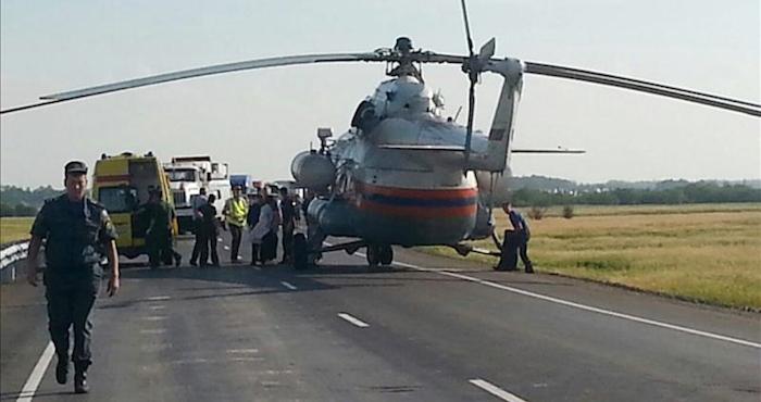 Captura de vídeo facilitada por la oficina de prensa del Ministerio de Situaciones de Emergencia ruso, que muestra a varios miembros de los servicios de rescate en el lugar donde se produjo la colisión entre dos autobuses en la región de Jabárkovsk, Rusia. Foto: EFE