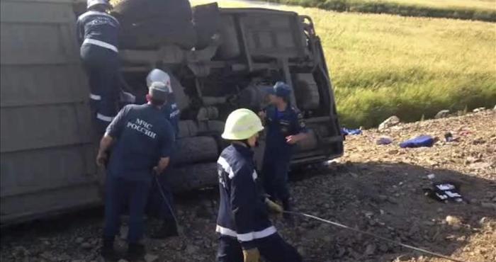 Captura de vídeo facilitada por la oficina de prensa del Ministerio de Situaciones de Emergencia ruso, que muestra a varios miembros de los servicios de rescate en el lugar donde se produjo la colisión entre dos autobuses en la región de Jabárkovsk, Rusia. Foto: EFE