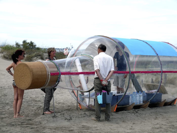 Fotografia facilitada por el artista francés Abraham Poincheval, de la preparación de su nuevo periplo fluvial. Foto: EFE