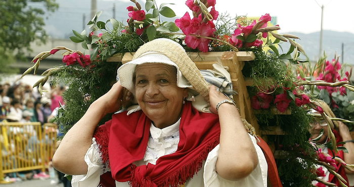 Una participante fue registrados este domingo al participar en la versión número 58 del tradicional desfile de silleteros de la Feria de Las Flores. Foto: EFE