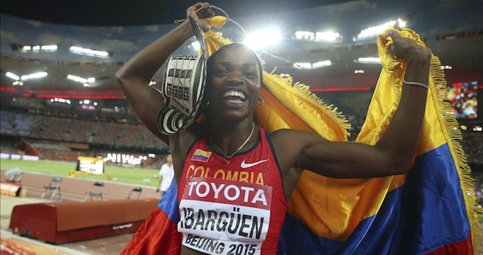 La atleta colombiana Caterine Ibargüen celebra el oro tras ganar la final de triple salto de los Campeonatos del Mundo de atletismo en el Estadio Nacional en Pekín, China. Foto: EFE/
