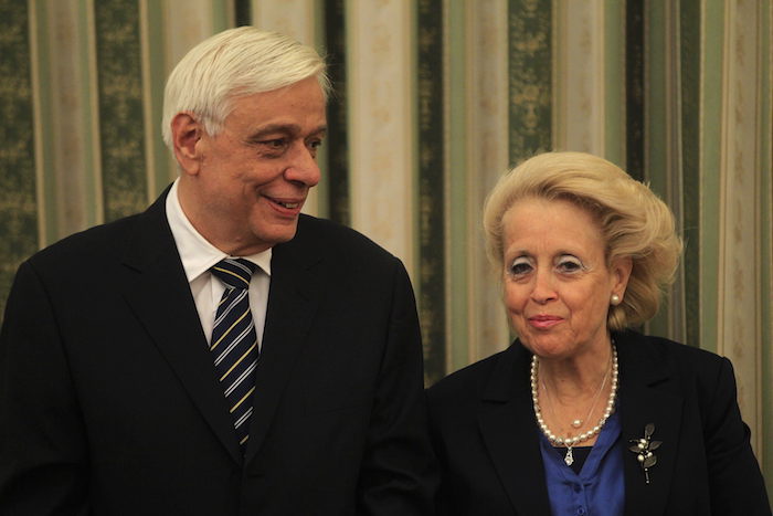 La primera ministra interina, Vasiliki Zanu (dcha), y el Presidente de la República, Prokopis Pavlópulos asisten al juramento del nuevo gabinete de gobierno en el Palacio Presidencial en Atenas. Foto: EFE.