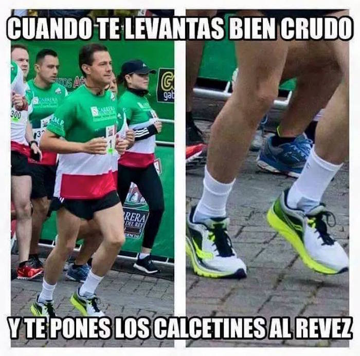 En redes sociales se burlaron de Enrique Peña Nieto por utilizar las calcetas al revés. Foto: Facebook