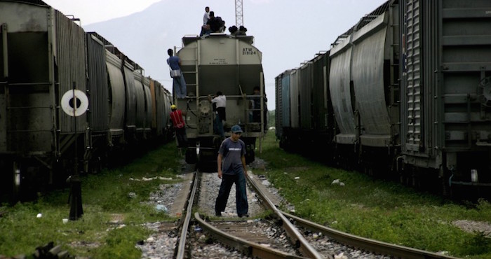 Migrantes centroamericanos esperan para abordar el tren de carga en Ixtepec, Mexico. El transporte, conocido como La Bestia – los llevará hasta la frontera con Estados Unidos. Foto tomada de la cuenta en Flickr de Peter Haden bajo licencia Creative Commons.