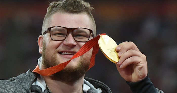 Pawel Fajdek posa con su medalla de oro en lanzamiento de martillo en Pekín 2015. Foto: EFE