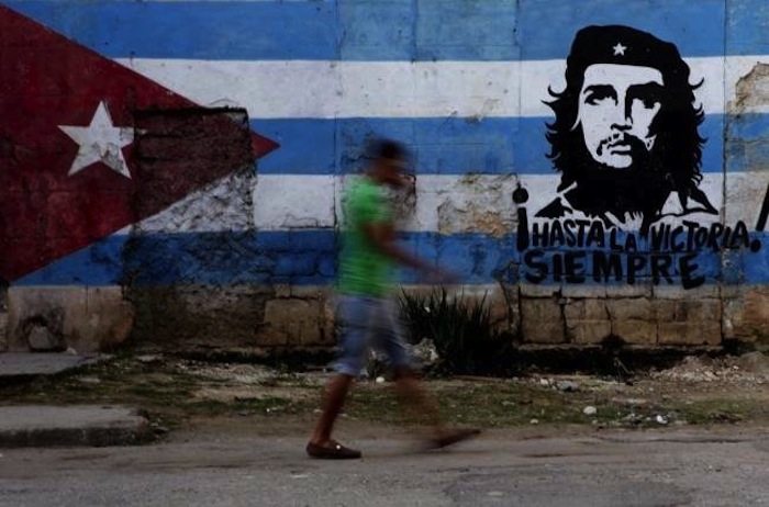 Para muchos cubanos la realidad virtual los regresa a su isla de origen sin los trámites migratorios. Foto: EFE