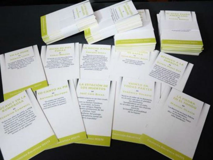 Los libros y plaquetas a disposición de los afiliados al ISSSTE. Foto: Especial