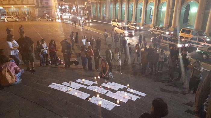 Colegas y amigos de Rubén Espinosa exigen justicia en las escalinatas de la Plaza lerdo de Xalapa, Veracruz. Foto: Vía Twitter: