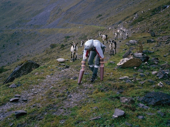 Para el artista, hay hombres que apuestan por la involución, lo que implicaría vivir como un "animal no humano". Foto: Tim Bowditch